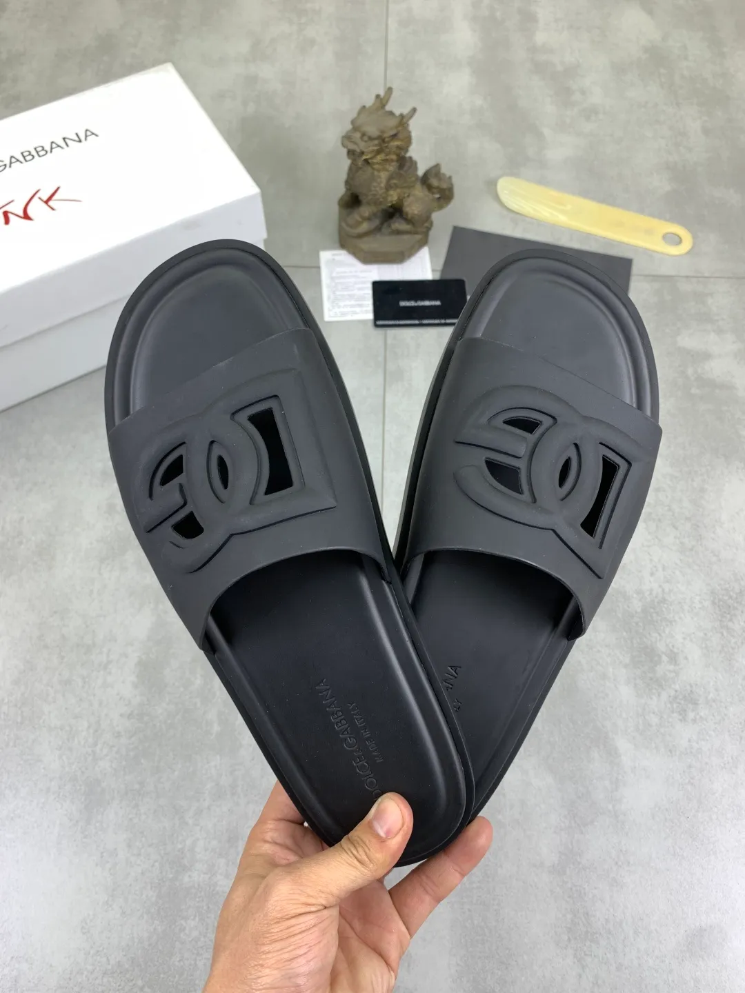 Men's shoes 💰P280 [New model] 💰High-quality slippers💎💎💎 DG official website synchronizes the latest slippers🩴 The highest version on the market, accept material comparison, shoe type comparison, process comparison, practical and textured, versatile and suitable for any occasion, the more you look at it, the more flavorful it becomes. Purely handmade craftsmanship - Upper material, calfskin imported from Italy 🇮🇹 - High-quality water-dyed sheepskin lining - Original high-quality private model customized combination outsole (super comfortable) -Size: 38-45 Color: 5️⃣ colors available